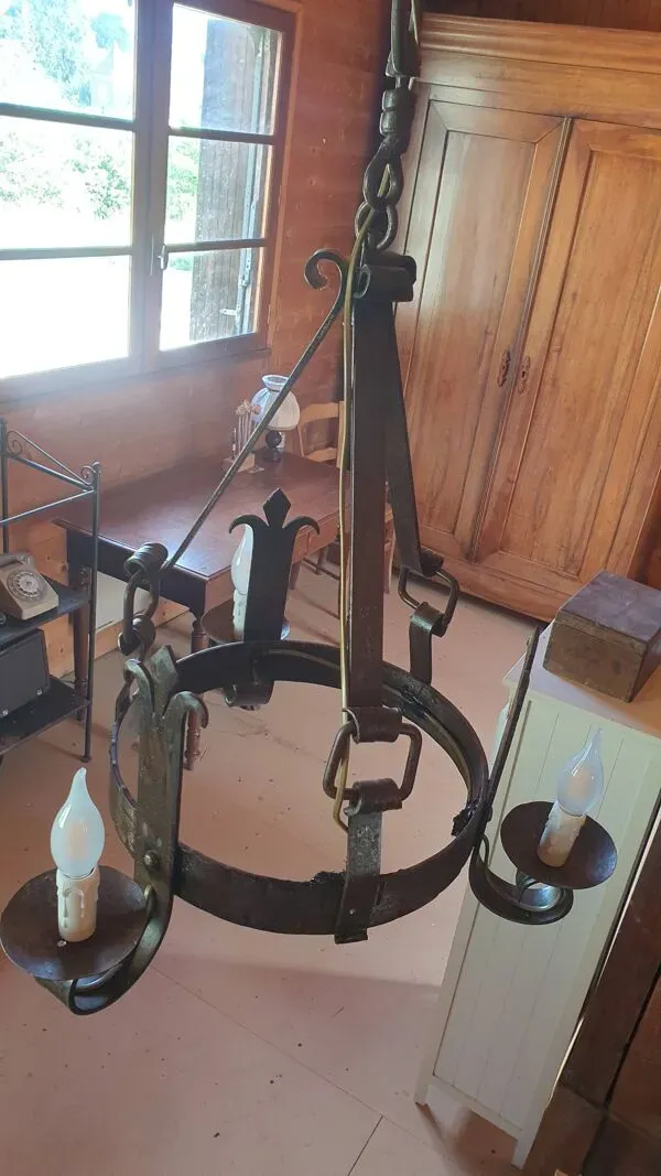 Illustration numéro 5 du produit Lustre brutaliste en fer forgé