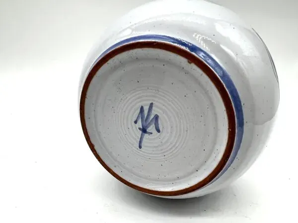 Illustration numéro 5 du produit Vase en faïence émaillée bleue à décor floral stylisé, signé à la base