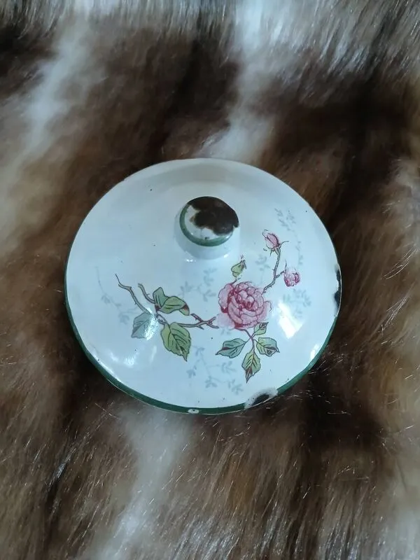 Illustration numéro 5 du produit Cafetière/ théière ancienne en tôle émaillée