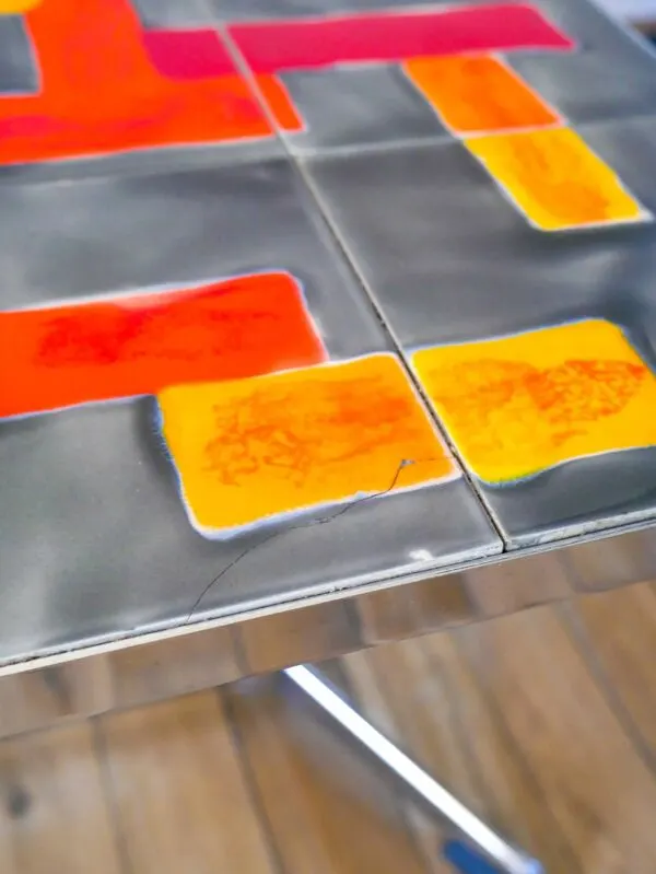 Illustration numéro 5 du produit Table basse en céramique, piètement en chrome, motifs abstraits orange & rose, 1970
