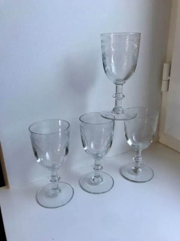 Illustration numéro 5 du produit Lot de 4 verres à vin en cristal gravé années 40-50