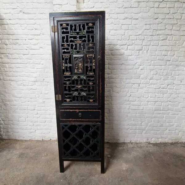 Illustration numéro 5 du produit Cabinet chinois vintage noir patiné – porte sculptée ajourée – esprit