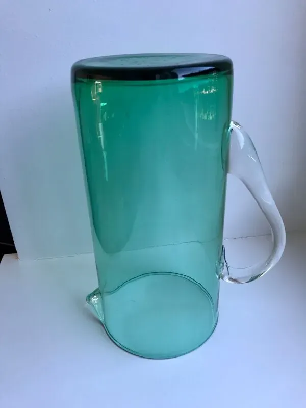 Illustration numéro 5 du produit Pichet en verre vert design années 70