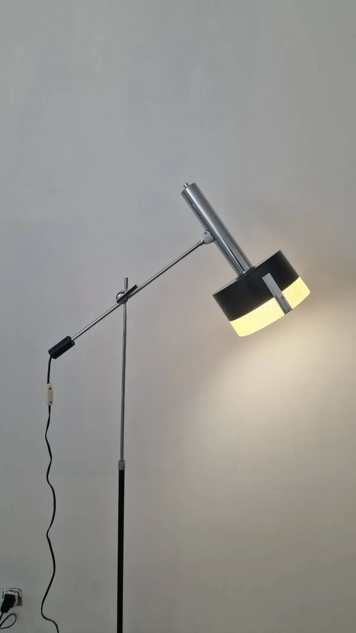 Illustration numéro 5 du produit Lampadaire moderniste orientable des années 60's