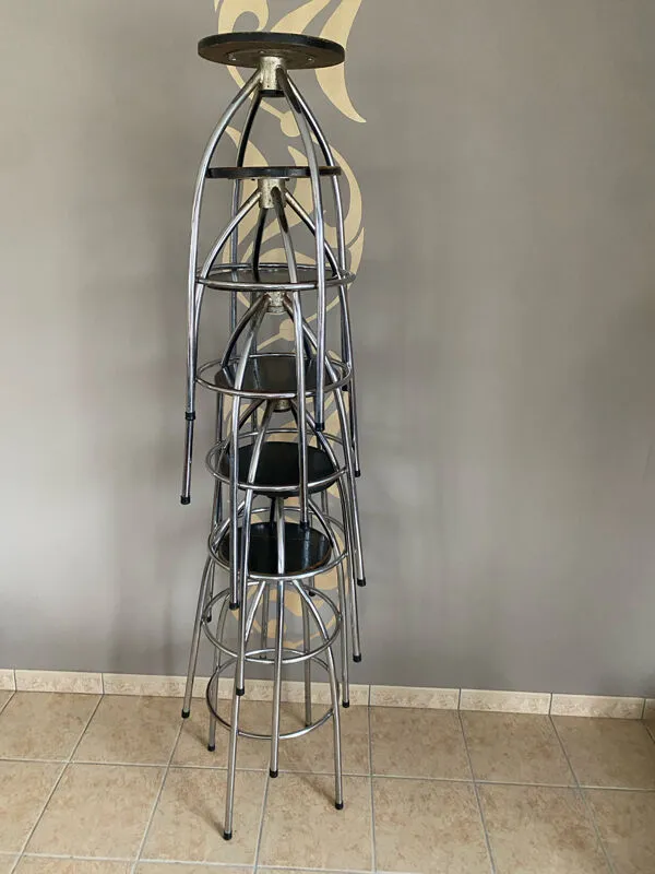 Illustration numéro 5 du produit Six tabourets de bar industriel