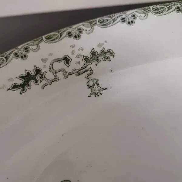 Illustration numéro 5 du produit Grand plat ovale St Amand modèle ''modern style'' vert Terre de Fer