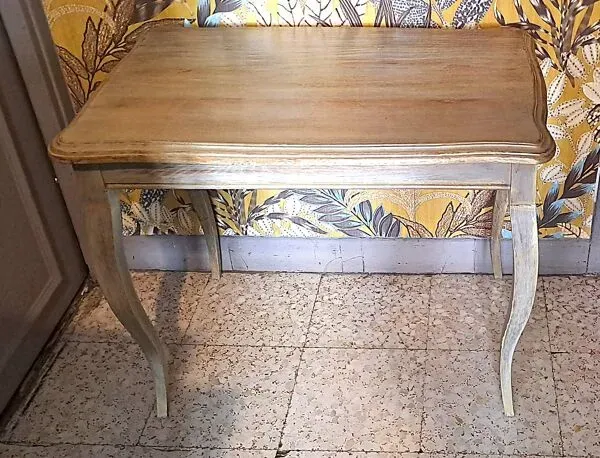 Illustration numéro 5 du produit Table basse rectangulaire en bois massif peinte et patiné dorée 1950