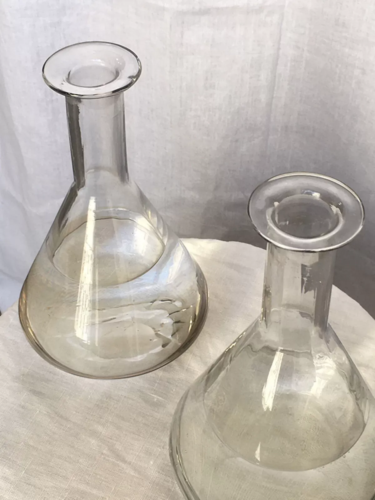 Illustration numéro 5 du produit Deux carafes anciennes