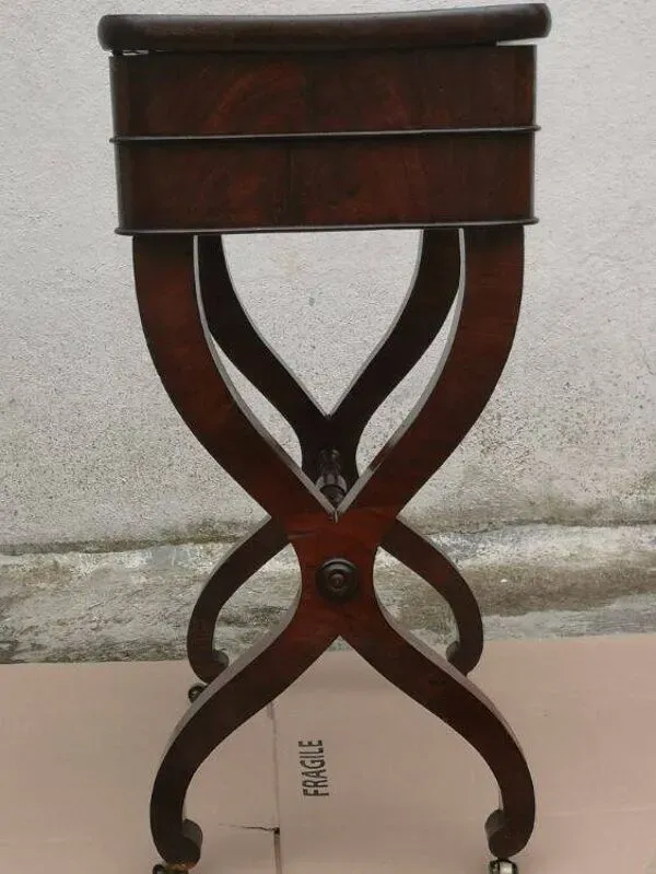 Illustration numéro 5 du produit PETITE COIFFEUSE DE DAME EN ACAJOU STYLE RESTAURATION DU XIXème SIÈCLE