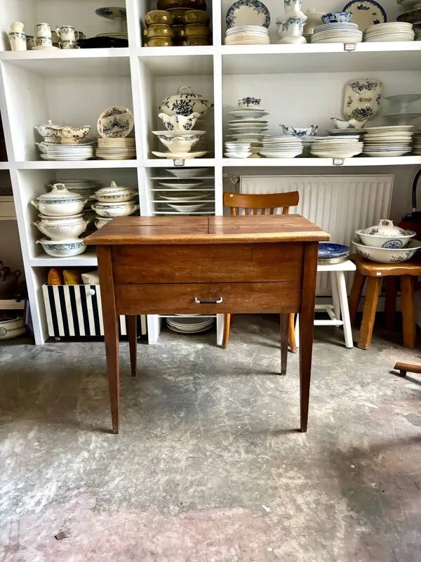 Illustration numéro 5 du produit Meuble de métier,  table en bois massif 2 tiroirs