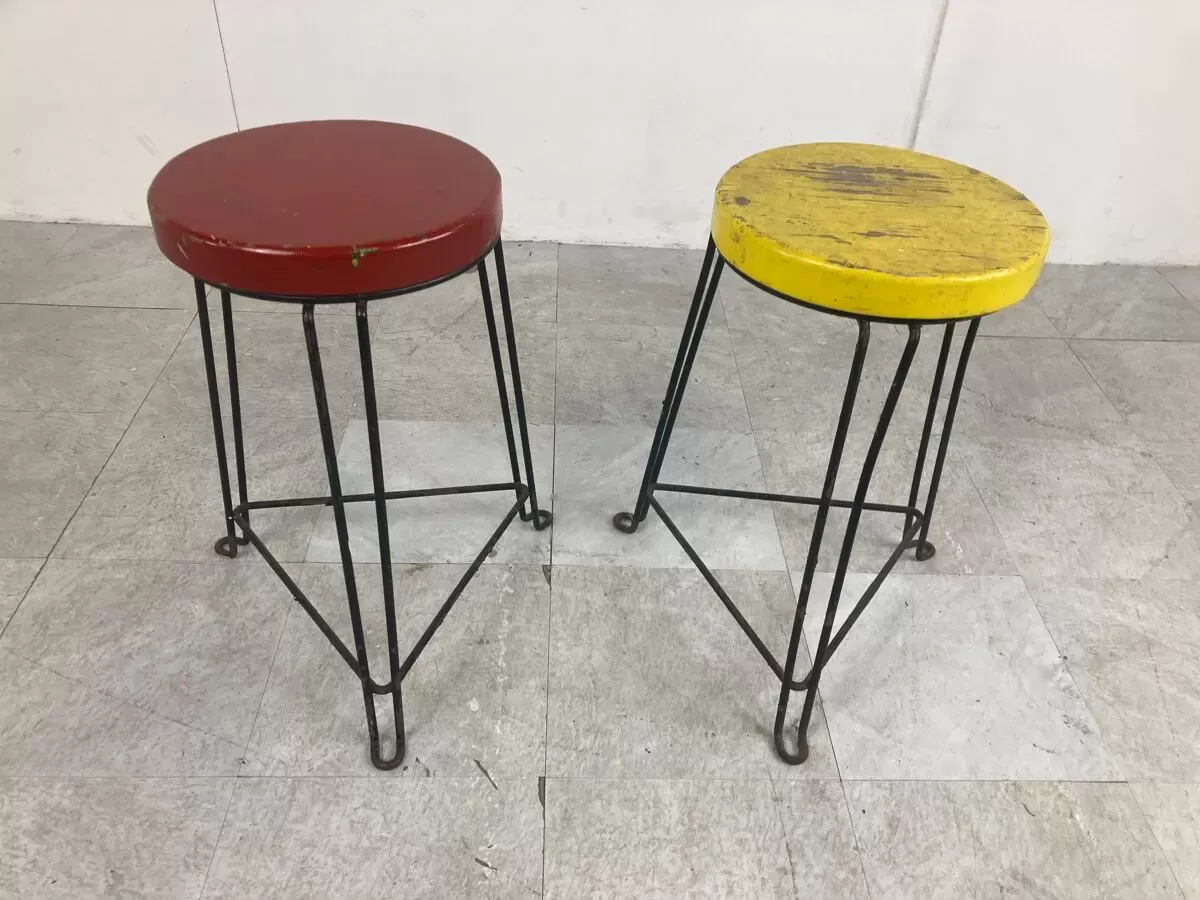 Illustration numéro 5 du produit Paire de tabourets industriels du milieu du siècle, années 1950