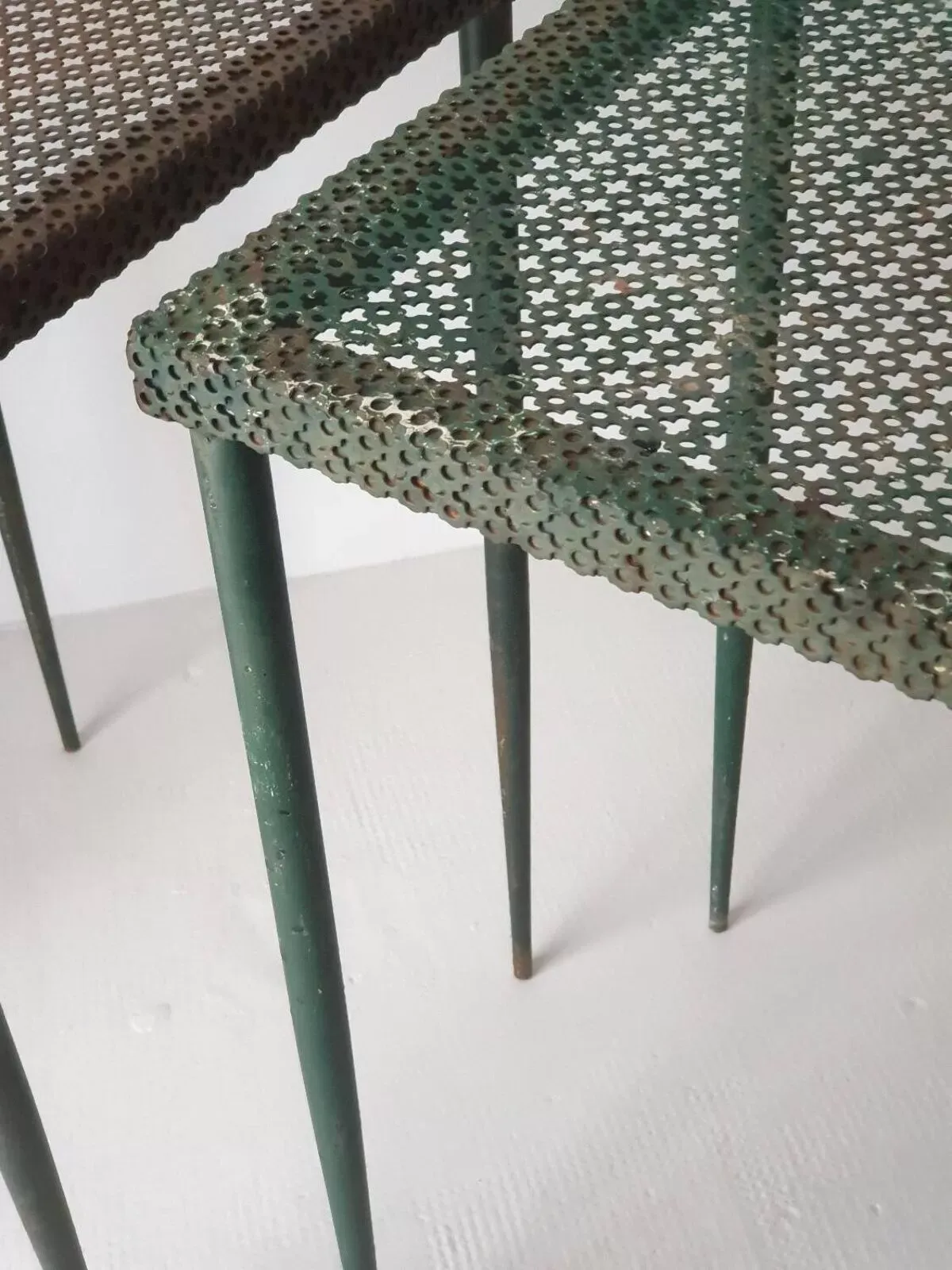 Illustration numéro 5 du produit Tables d'appoint Mathieu Mategot tôle perforée