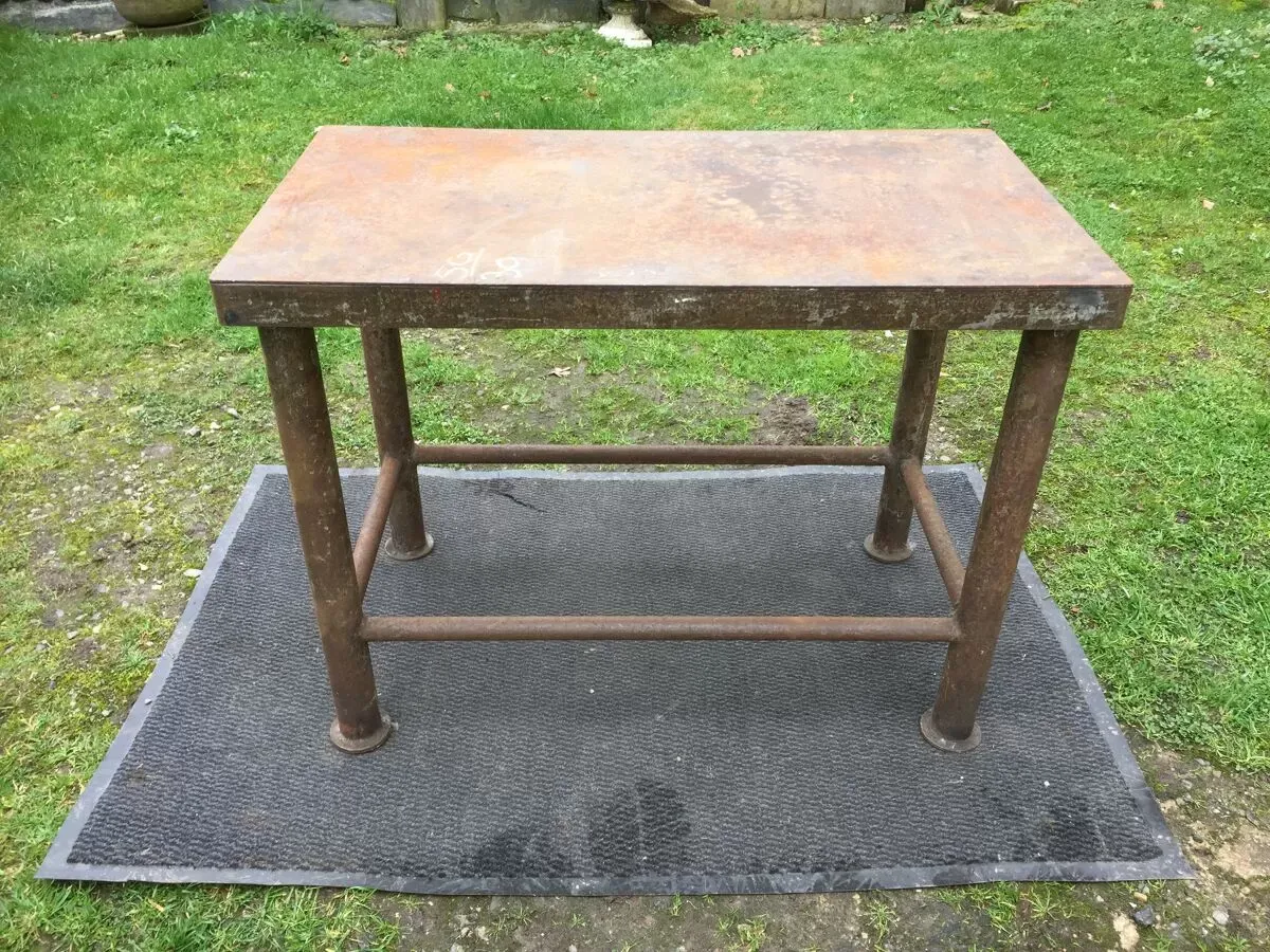 Illustration numéro 5 du produit Table vintage en métal provenant d’un atelier industriel à relooker