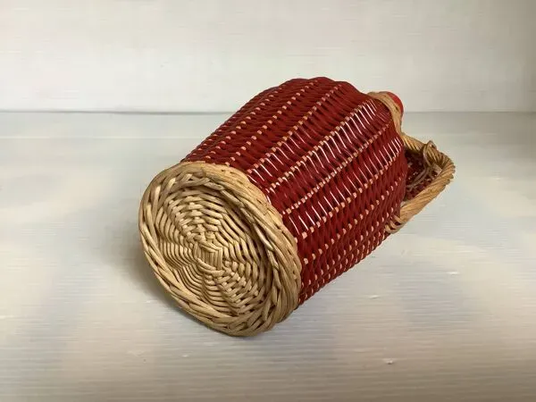 Illustration numéro 5 du produit Petite bouteille décorative osier rouge bordeaux