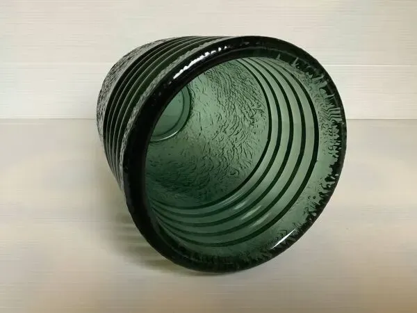 Illustration numéro 5 du produit Ancien vase vert en verre moulé art déco