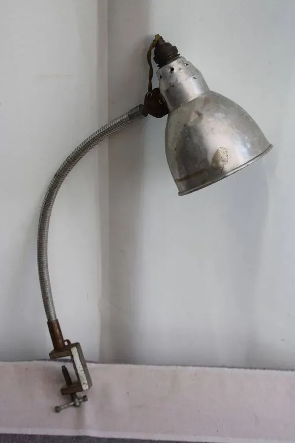 Illustration numéro 5 du produit Ancienne lampe en métal