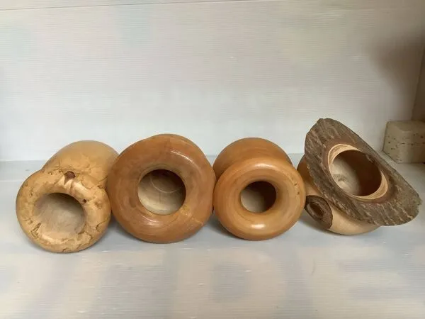 Illustration numéro 5 du produit Quatre vases en bois tourné massif