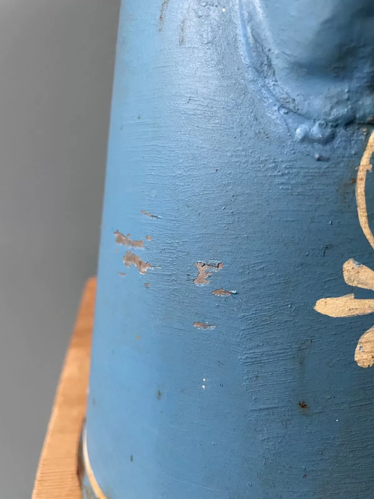 Illustration numéro 5 du produit Ancien broc ou pot à lait en tôle peinte