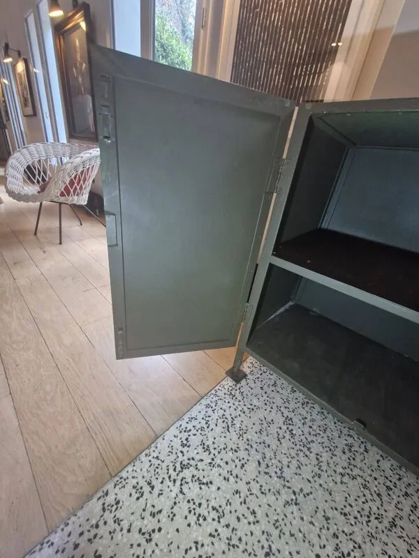 Illustration numéro 5 du produit Buffet industriel acier vintage années 60/70 – meuble d’atelier authentique