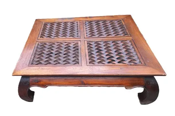 Illustration numéro 5 du produit Table basse carrée en bois sculpté massif exotique Pier import, 1980