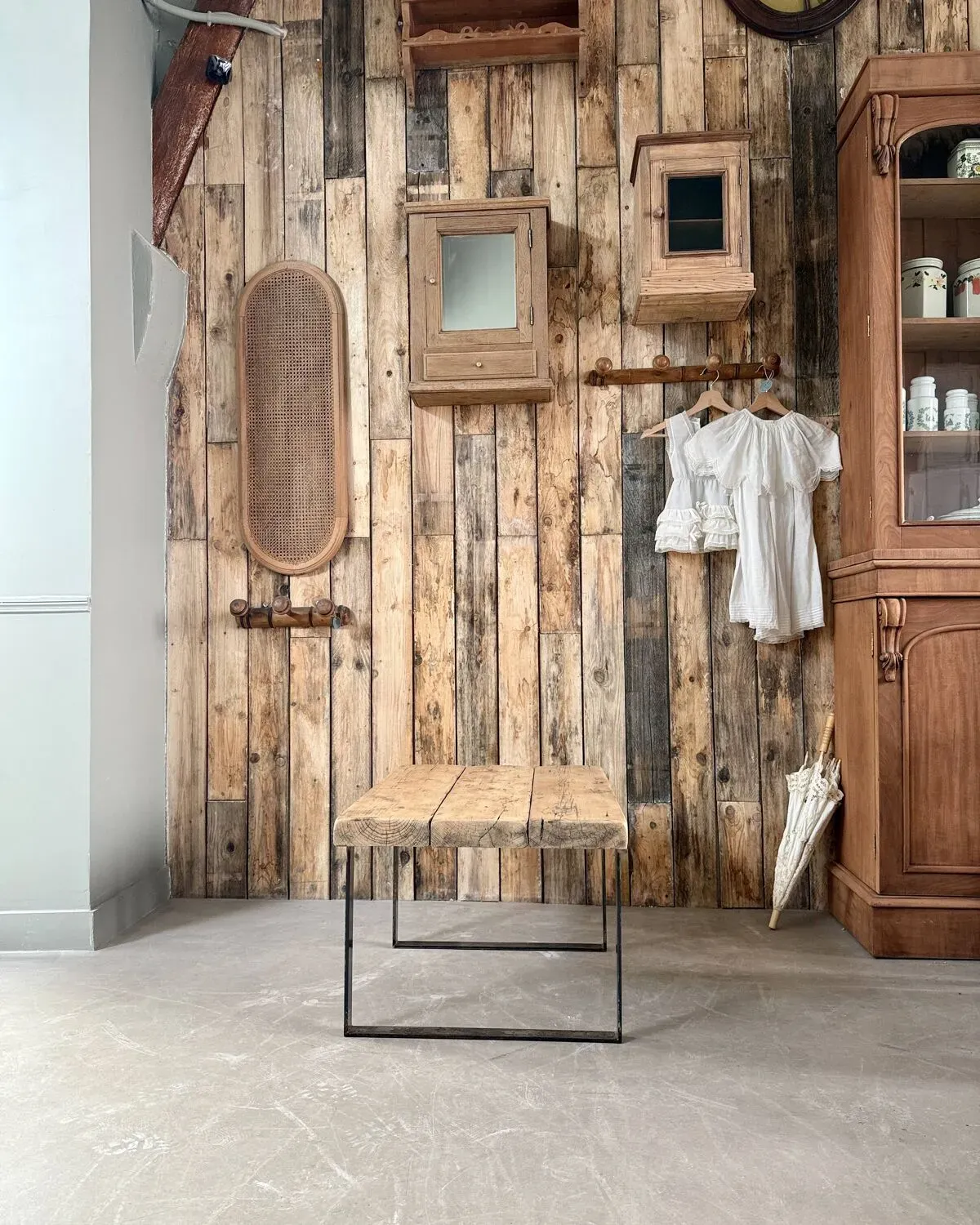 Illustration numéro 5 du produit Table basse en bois et métal SNCF