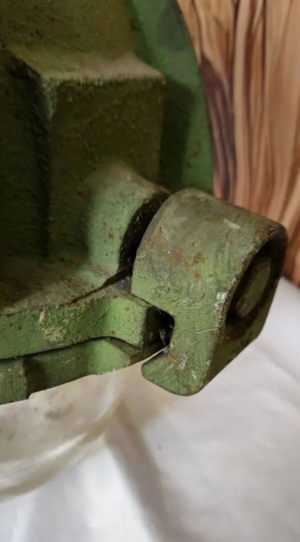 Illustration numéro 5 du produit Lampe d’atelier industrielle ancienne en fonte et verre