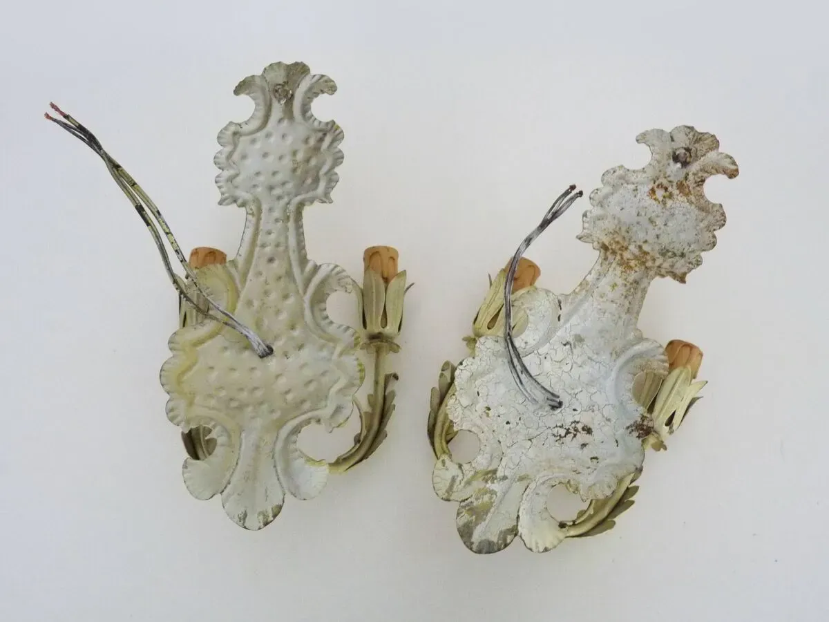 Illustration numéro 5 du produit Paire d'appliques murales italienne en tôle couleur crème. Années 70