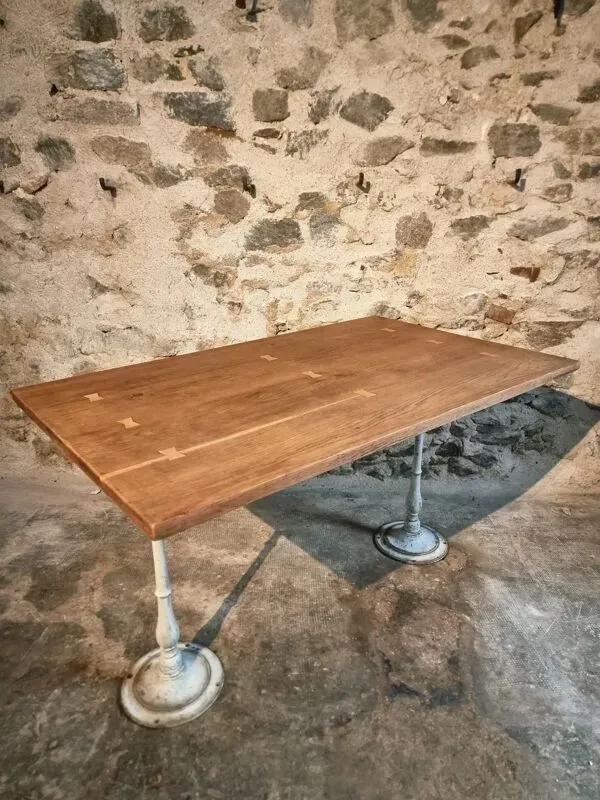Illustration numéro 5 du produit Table française vintage – plateau en chêne et pieds en fonte (130 cm)