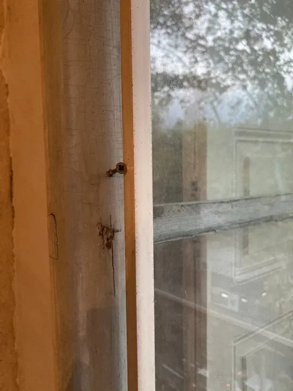 Illustration numéro 5 du produit Fenêtre avec volets intérieurs