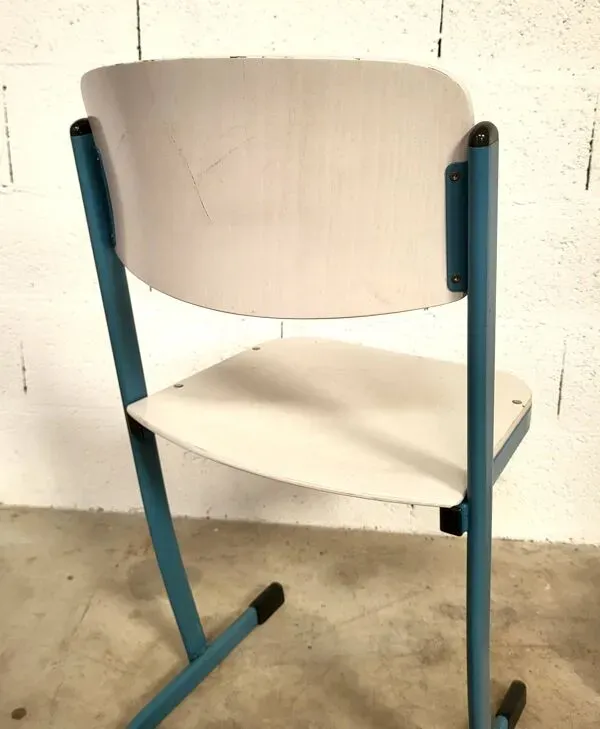 Illustration numéro 5 du produit 20 Chaises d'école bleues du designer Karl Northheler