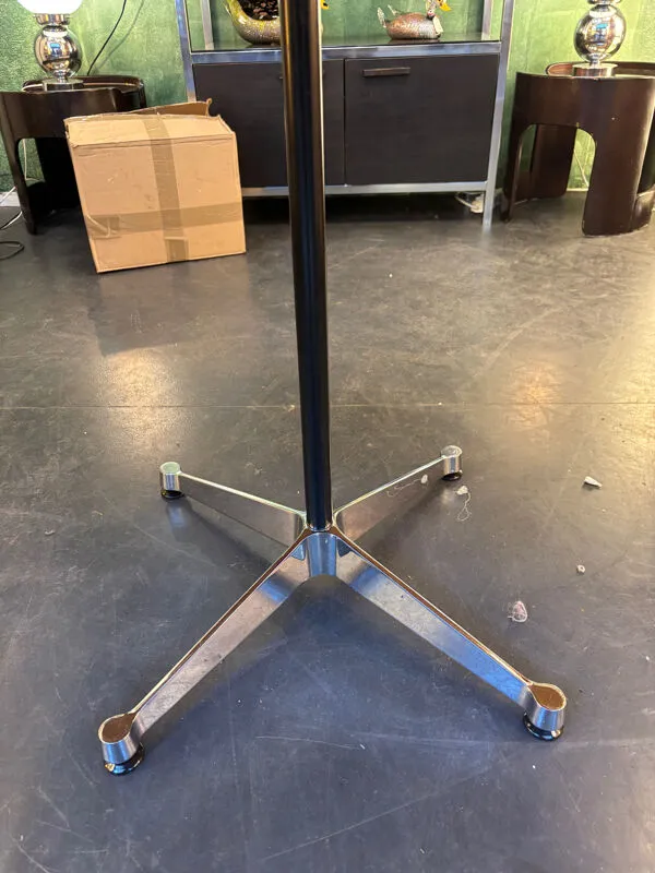 Illustration numéro 5 du produit Grande table ronde Eames par Charles & Ray Eames – édition Vitra