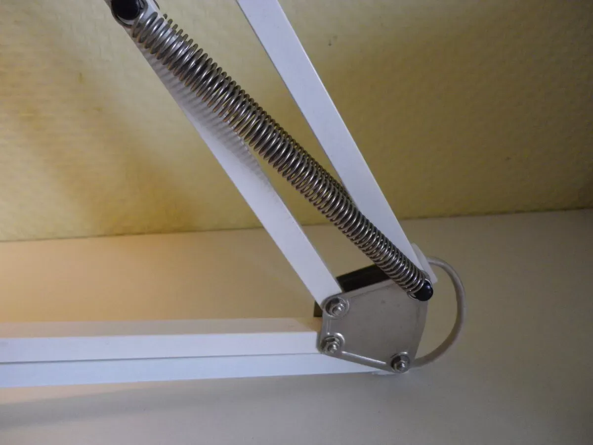Illustration numéro 5 du produit Lampe articulée en tole émaillée 2 bras années 70