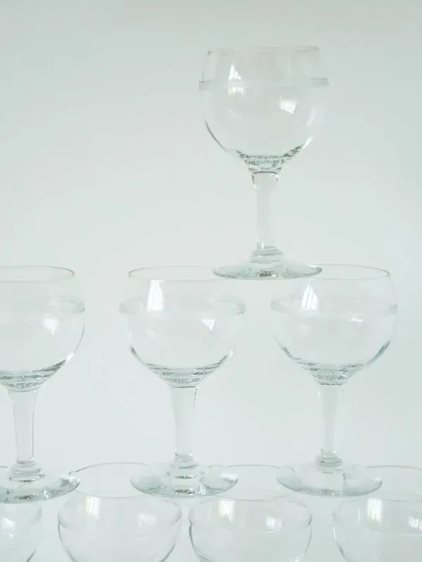 Illustration numéro 5 du produit Lot de 9 verres à vin anciens, gravés, 1940