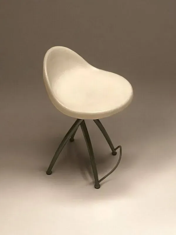 Illustration numéro 5 du produit 3 chaises “Egg” par Roberto Foschia pour Midj, Italie 1990
