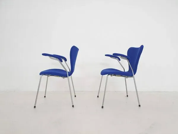 Illustration numéro 5 du produit Ensemble de 2 chaises à repas modèle 3207 par Arne Jacobsen pour Fritz Hansen, Denmar