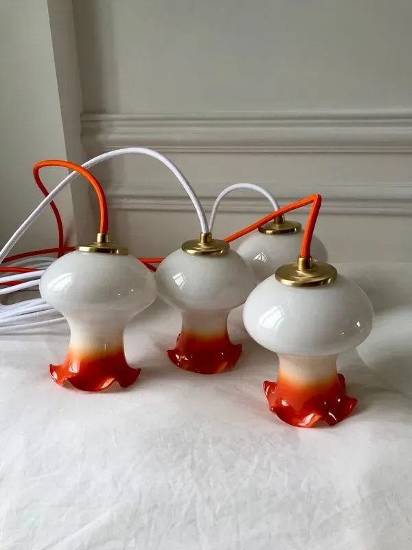 Illustration numéro 5 du produit Paire de tulipes en opaline orange dégradé fil blanc années 70