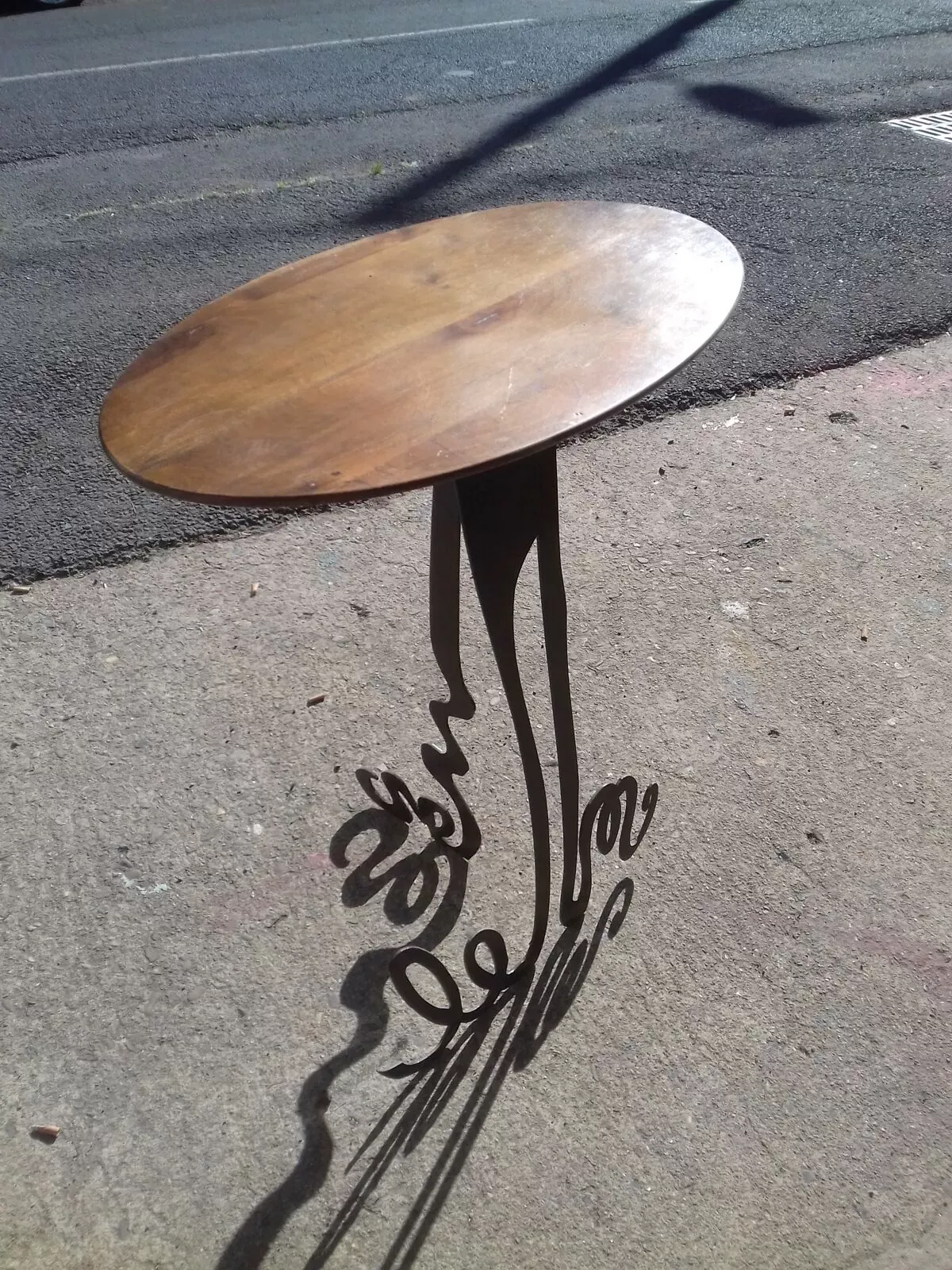 Illustration numéro 5 du produit Sellette en acier et plateau ovoïde en noyer