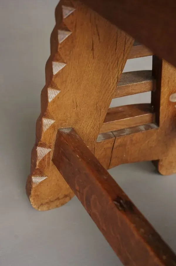 Illustration numéro 5 du produit Tabouret en chêne dans le style de l'architecte CJ Blaauw, École d'Amsterdam / Art déco