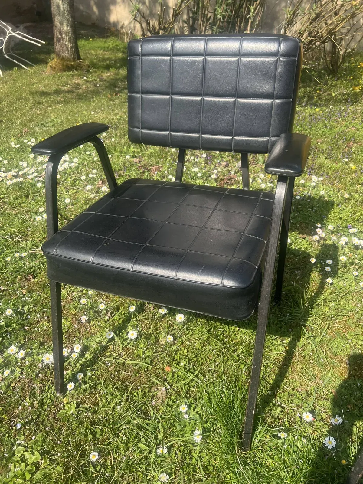 Illustration numéro 5 du produit Paire de fauteuils vintage industriels en simili noir et piétement métal