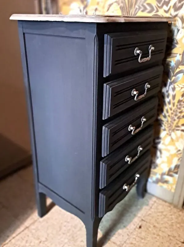 Illustration numéro 5 du produit Chiffonier en bois peint coloris noir et gris France 1950 avec 5 tiroirs