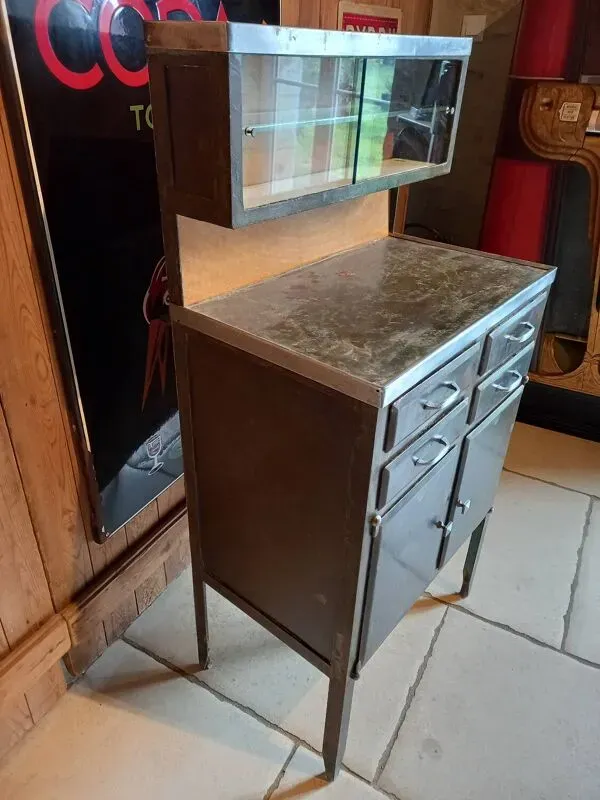 Illustration numéro 5 du produit Ancien meuble métallique, médical