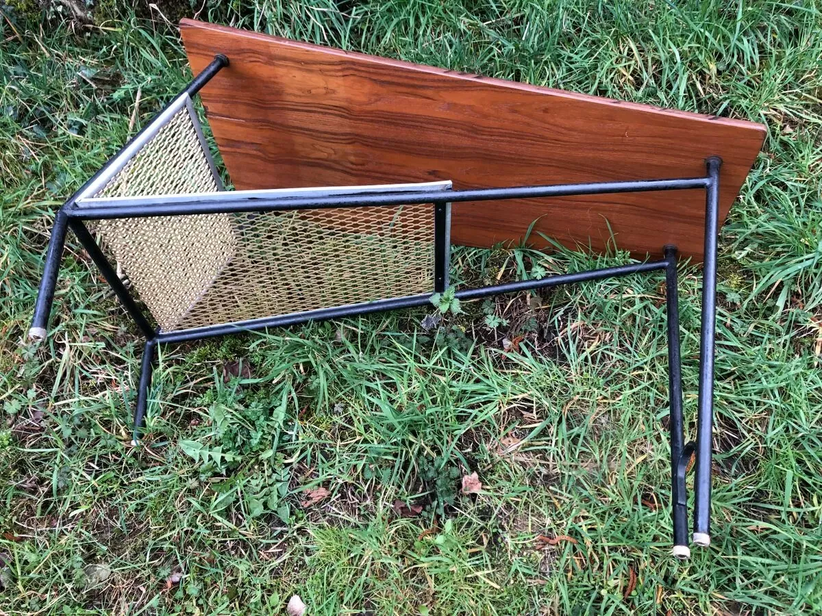 Illustration numéro 5 du produit Table basse teck avec porte revue années 60