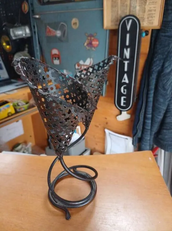 Illustration numéro 5 du produit Bougeoir double vintage en métal perforé – style années 60/70