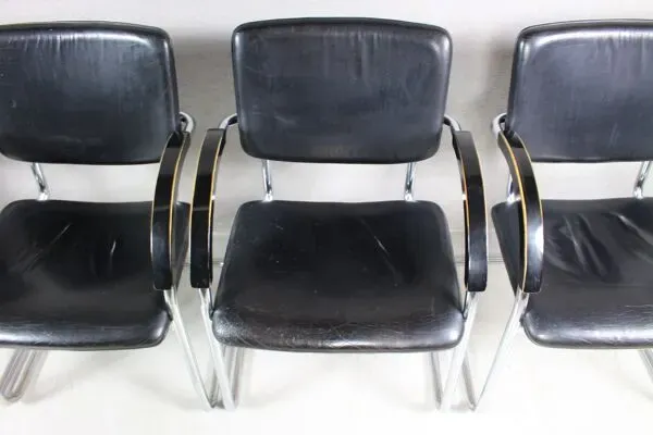 Illustration numéro 5 du produit Ensemble de 4 chaises de salon vintage tubulaire en acier