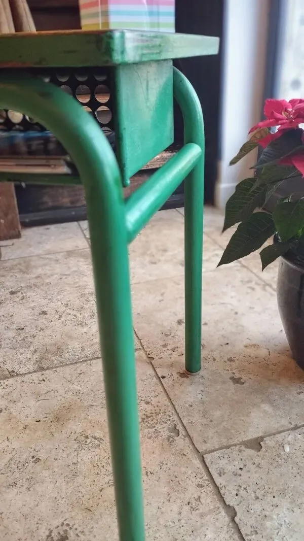 Illustration numéro 5 du produit Bureau d'écolier des années 1960 sur peinture verte d'origine