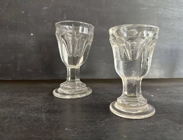 Illustration numéro 5 du produit Suite de verres à liqueur anciens en verre épais, esprit bistrot