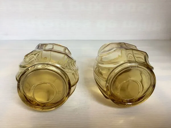 Illustration numéro 5 du produit Paire de petits vases jaune verre moulé