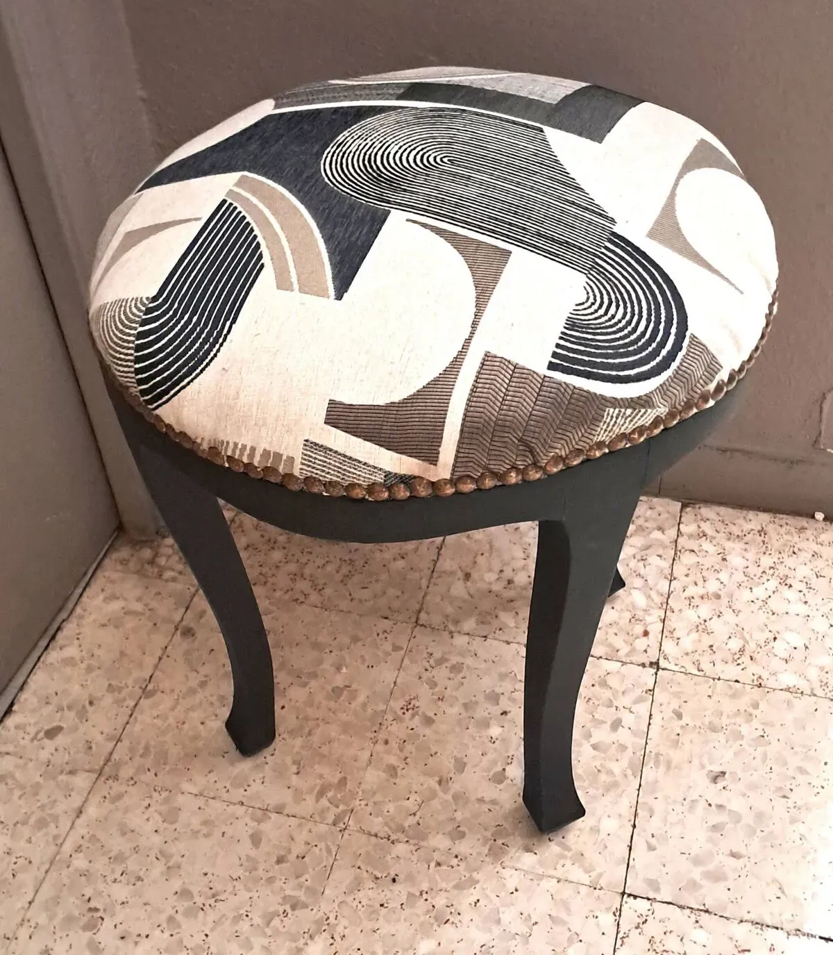 Illustration numéro 5 du produit Tabouret piano bois noir Art déco tissu restauration tapissière 1950 décoration salon