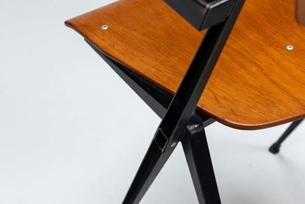 Illustration numéro 5 du produit 4 chaises de salle à manger Pyramid de Wim Rietveld Ahrend de Cirkel Pays-Bas 1960