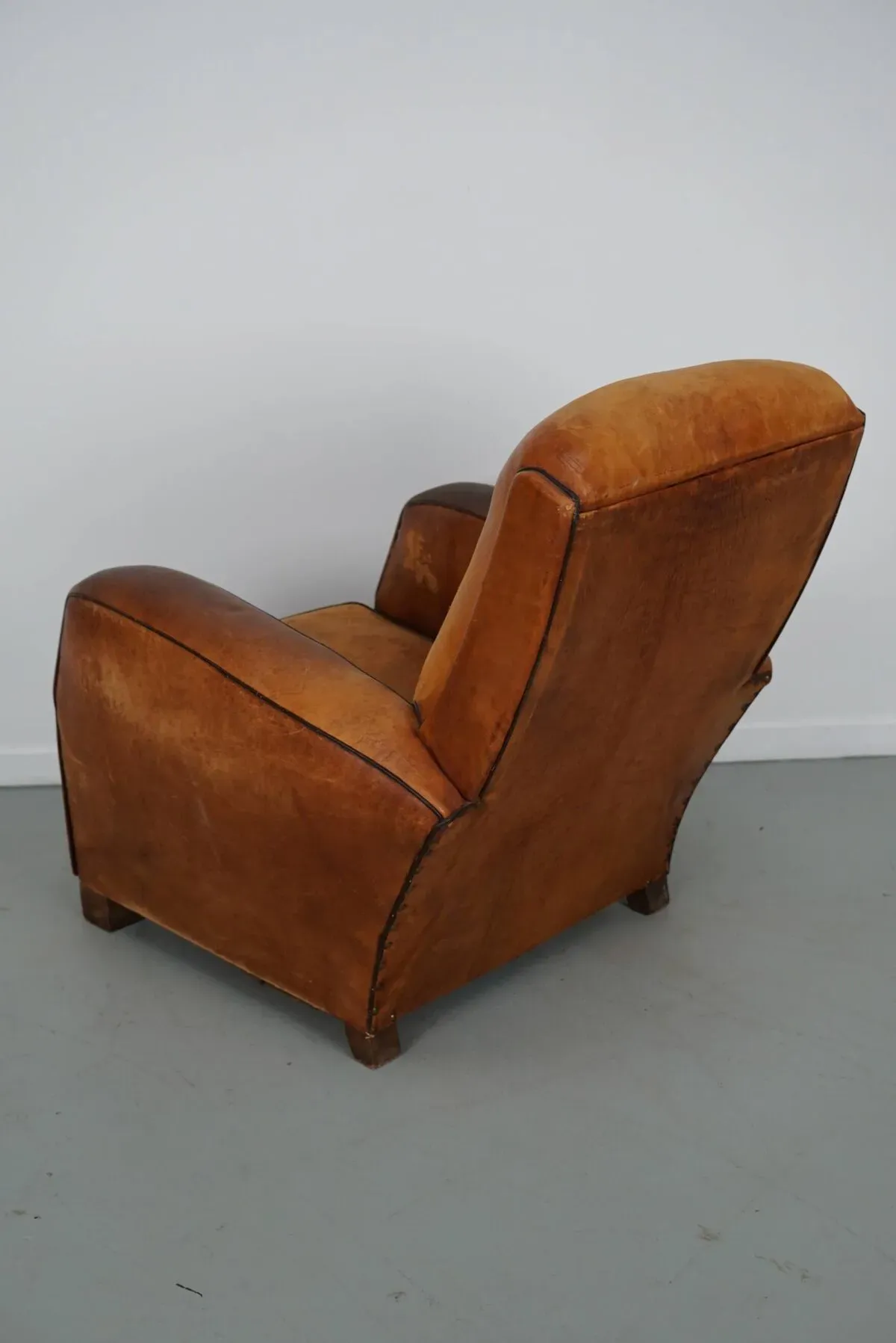 Illustration numéro 5 du produit Fauteuil club vintage en cuir couleur cognac français, années 1950